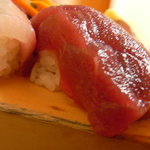 寿司処やぐら - 分厚いマグロ赤身（松にぎり）
