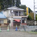 とりや - 道の反対側にある駐車場より