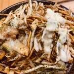 Okonomiyaki Teppanyaki Hinaya - 片側にマヨかけてみる