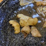 お好み焼き 鉄板焼 ひなや - 豚肉とイカの大きさ
お皿にソースが残る焼き方