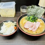 横濱家系ラーメン 勝鬨家 - 並勝鬨ラーメンと半ライス