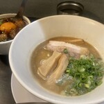 麺屋やまひで - 和牛の炙りもつ丼(¥700)、鶏白湯ラーメン・醤油(¥880) - トロみのあるスープは濃厚でこってりめ。モツ丼は脂身プリプリ、甘辛くて食欲をそそります