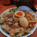 Kenchan Ramen - 11:00前の開店はフライングケンチャンと称し煮卵半分サービスなので煮卵くん付けると1.5卵になります。そこの駆け引きはお好きにどうぞ