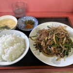 鳳飯店 - ニラレバー炒め定食850円　スープ　漬物付き