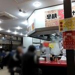 ラーメン 杉田家 - 店内AM5時15分満席