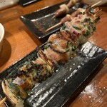 焼鳥 八朔 - 「せせり」は大葉と一緒に串になっていて最高のクオリティ