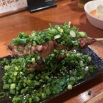 焼鳥 八朔 - 「きも（ごま油）」はネギの量がハンパなく、ごま油の風味が美味しい