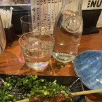 焼鳥 八朔 - 飲み切り限定で、焼酎（黒霧島か島美人）500mlが1,100円は呑兵衛に嬉しいサービス