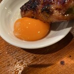 焼鳥 八朔 - 玉子の黄身に浸けて食べるのは最高！