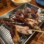 焼鳥 八朔 - 手前が手羽先、奥が砂肝