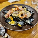 渡辺料理店 - たっぷり敷かれたムール貝の上に赤海老とイトヨリと帆立が丸ごと入ったマルセイユの煮込みｗ
