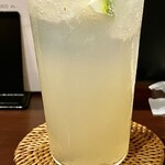 酒亭 田中 - 生レモンを絞っていて美味しそうだったのでレモン杯飲んでみました