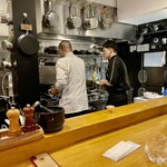 渡辺料理店 - 渡辺さんと田島くん　渡辺さんの厳しくも優しい指導でメキメキ腕を上げています