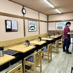 Yaki Zaka Nase Mmon Tai Chi Shoku Dou - シンプルで大衆的な食堂空間