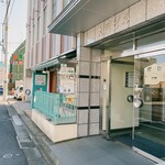 Meyau - 眼鏡店の前から地下に降ります