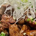 とり焼一 - 白髪葱と青葱に七味唐辛子を加えて最強の摘みに変身します