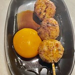 とり焼一 - 捏は卵黄と一緒に月見です　タレは掛かっていますが捏は塩焼きです