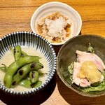 焼鳥 酉たけ - お通し3種　いつもの鬼おろしと生姜たっぷりのムネ肉湯引きは変わらず　今日は焼き枝豆が一緒です