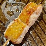 とりアロマ - 最初はいつものムネ肉　火入れ加減が最高です