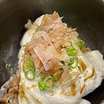 かつぎや - なぜか冷奴が出てきたｗ　この汲み上げ豆腐が甘くて絶品でした