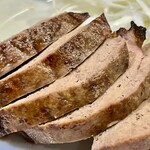 かつぎや - 分厚く切りつけてボリュームたっぷりです