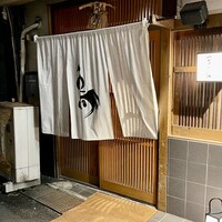 厳選焼鳥 一石三鳥 本店 - ね　この暖簾と引戸の感じは良いでしょｗ　これが作戦なんですよｗ