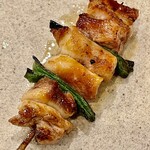 焼鳥 せきね - 比内地鶏の脛肉　弁慶には葉大蒜を挟んで一層風味豊か