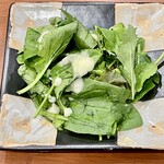焼鳥 せきね - お通し2 グリーンリーフサラダ　お通しは6本セットを注文するとそれに含まれるなんて良心的
