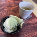 Tenroku En - カルビ定食　1,500円（税込）
                        　ライス、ワカメスープ、キムチ、アイスクリーム
                        　付きです。