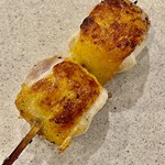 焼鳥 せきね - いつものかしわから焼鳥スタート　変わらぬ丁寧で強い火入れ　どう焼いたら鳥が美味しくなるか部位ごとによくご存知の仕上がりです