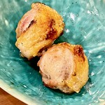 焼鳥 せきね - 比内地鶏のムネ肉は串から外して断面ショーｗ　火入れの加減がよくわかります