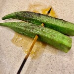 焼鳥 せきね - オクラって炭火で焼くと甘くなりますよね