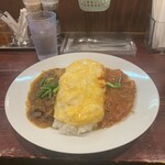 ブラウニー - 牛すじ肉のカレー&トマトチキンカレー大もりオムごはん