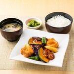 Chicken sweet and sour sauce set with colorful vegetables and fried tofu