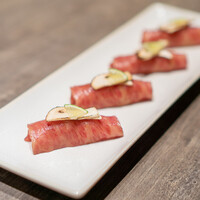 焼肉うしごろ 池袋店 - 松茸とザブトンの炙り握り