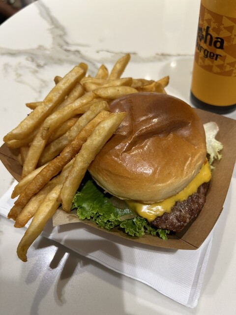 ハンバーガーショップ 札幌市中央区】「WAZZ UP BURGER」ではL.A.でバーガーを⾷べ