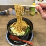 麺屋 まごふじ - 麺は細麺〜中太麺の間　やや噛みごたえのある麺