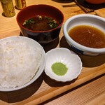 天よし - 定食のセットはご飯、天つゆ、赤だし、抹茶塩を常設