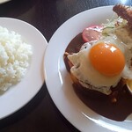 洋食屋クメキッチン - デラックス（ハンバーグとエビフライ　目玉焼きトッピング　ご飯中盛）