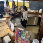 Prince Hotel Shinagawa - スタッフも含めて、むしろ外国人の方が多い。自分が何処にいるのか分からなくなる感じがなんか好き。