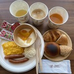 Prince Hotel Shinagawa - コンソメスープ、ホットカフェラテ、ビタミンジュース。リベイクしたパン4種盛りといちごジャム、スクランブルエッグ、フルーツヨーグルト、ポテサラ、ソーセージに、ケチャップ付き。