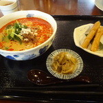 担々麺セット（1180円税込）自家製練り胡麻担々麺＋本日の副菜＋香物（ザーサイ）＋とろける杏仁豆腐