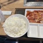 Yakiniku Raiku - ご飯は美味しそうですが、もう少し丁寧に盛りましょう