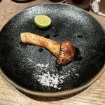 鳥茂 - 松茸の炭火焼き 酢橘で