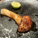 鳥茂 - 松茸の炭火焼き 酢橘で