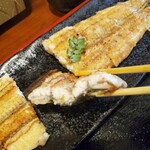 Sumiyaki Unagi Kawafuji - 身厚のうな様
                        皮目はパリっ、小骨もしっかり火が通り全く気にならない