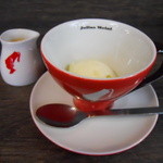 バニラアイスクリームのエスプレッソがけ