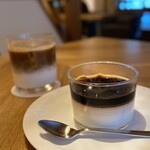 The COFFEE ROASTER - ・ケーキセット 1,500円/税込
                        (カフェラテ ICED ※エスプレッソ追加 ＋150円、コーヒーのブラマンジェ)