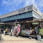 鳥取砂丘にいちばん近いドライブイン砂丘会館 カフェコーナー - 昔からある名物スポット。観光バスも停まれる「砂丘会館」レストランやお土産、軽食コーナーもあります。