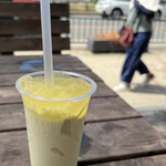 鳥取砂丘にいちばん近いドライブイン砂丘会館 カフェコーナー - 「二十世紀梨シェイク」もしっかり二十世紀梨の味がしますよ。果汁を使ったクラッシュゼリーが美味しい！